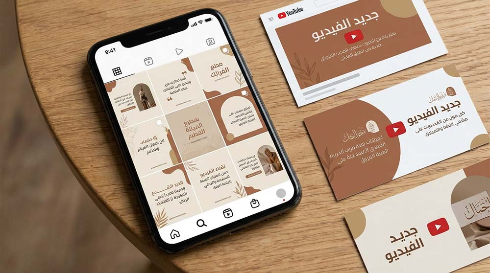هاتف يعرض تصاميم متناسقة لمنصات التواصل الاجتماعي مثل انستغرام ويوتيوب
